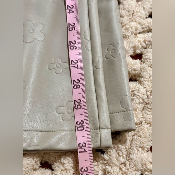 EUC LE LIS Vanilla Cream Floral Faux Leather Pant Vegan Leather Daisy Embossed - Picture 10 of 10